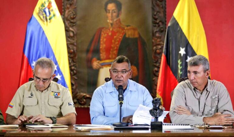 En el centro el ministro Néstor Luis Reverol anunciando la tarjeta fronteriza en San Antonio del Táchira