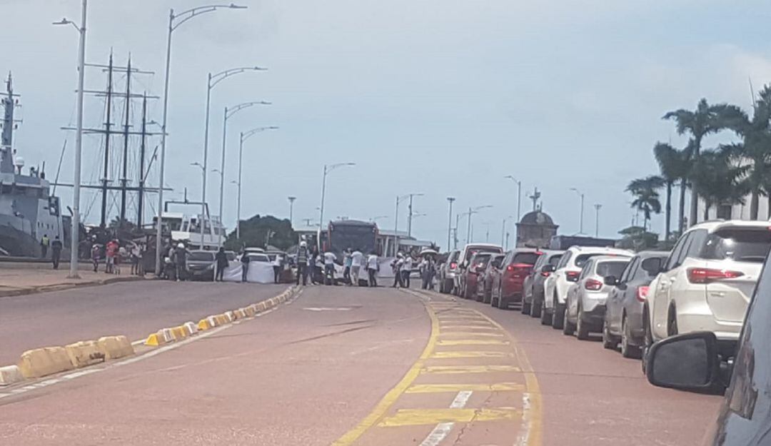 Los propietarios de apartamentos bloquearon la avenida Blas de Lezo, generando trancones y retrasos en la operación de Transcaribe