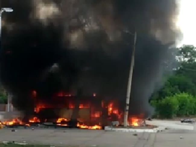 Emergencia en Santa Marta por explosión de bus con pasajeros