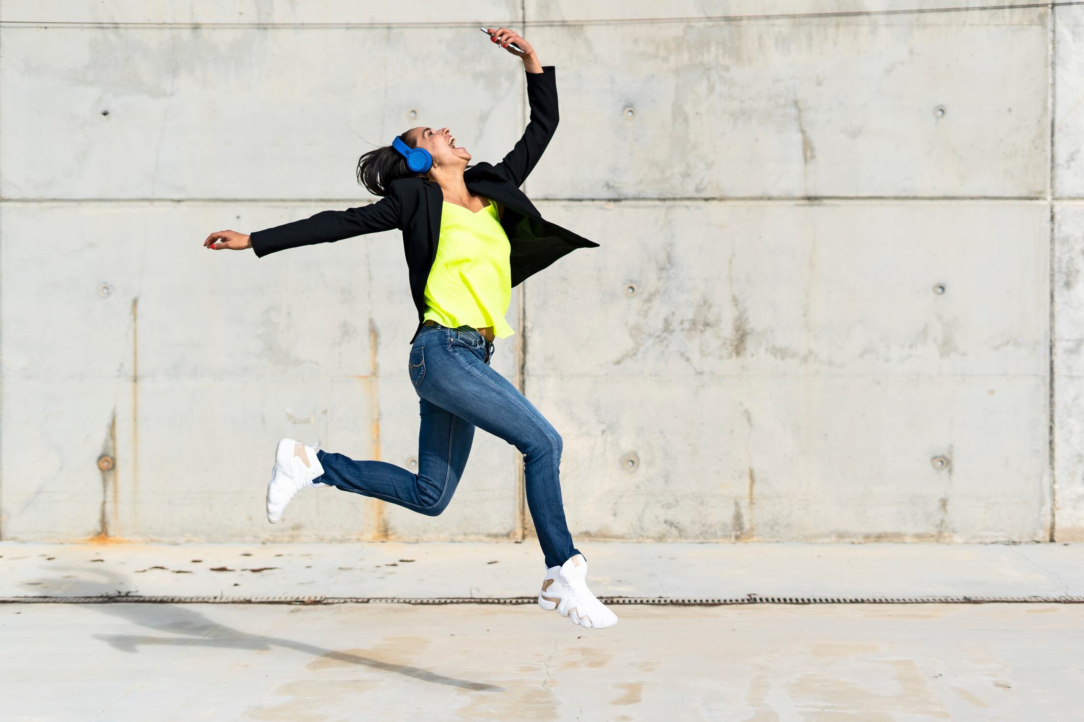 Mujer escuchando música / Getty Images