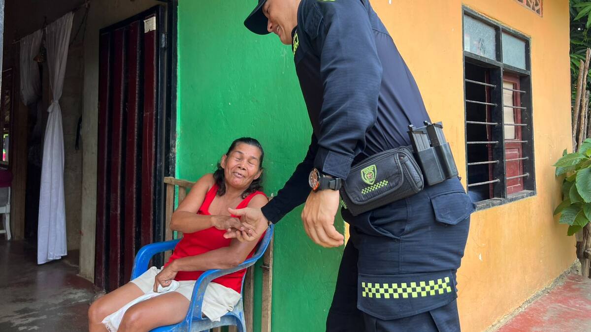 Policías de San Juan Nepomuceno en Bolívar se unieron para ayudar a una mujer con discapacidad