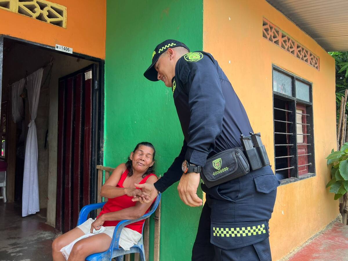 Policías de San Juan Nepomuceno en Bolívar se unieron para ayudar a una mujer con discapacidad