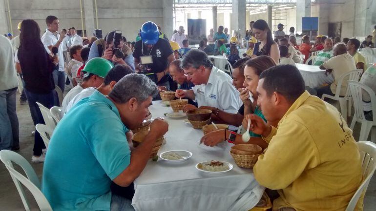 El Ministro de Hacienda, Mauricio Cárdenas, almorzando con un grupo de obreros. En la mesa lo acompaña la Directora del DPS, Tatiana Orozco.