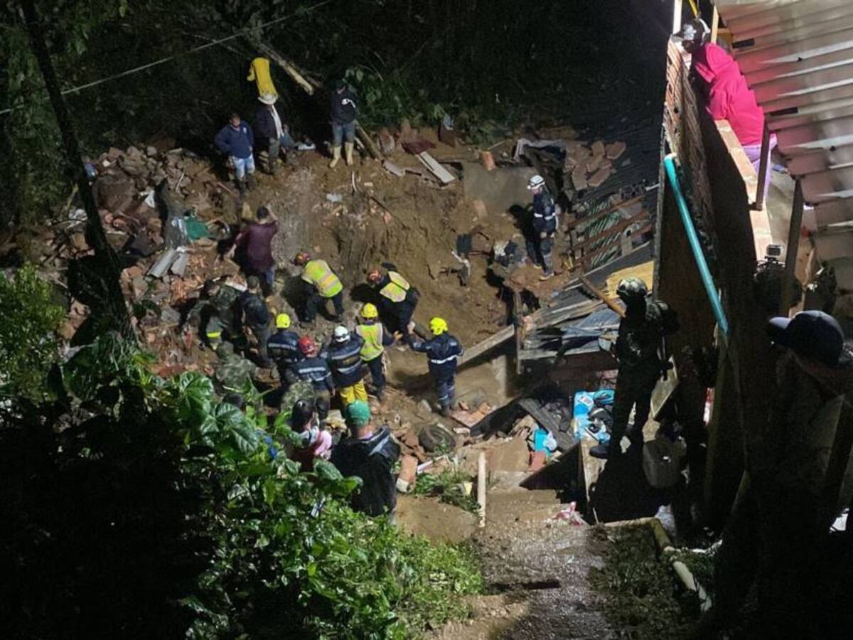 Derrumbe en Caldas deja 3 viviendas desplomadas, un herido y un desaparecido