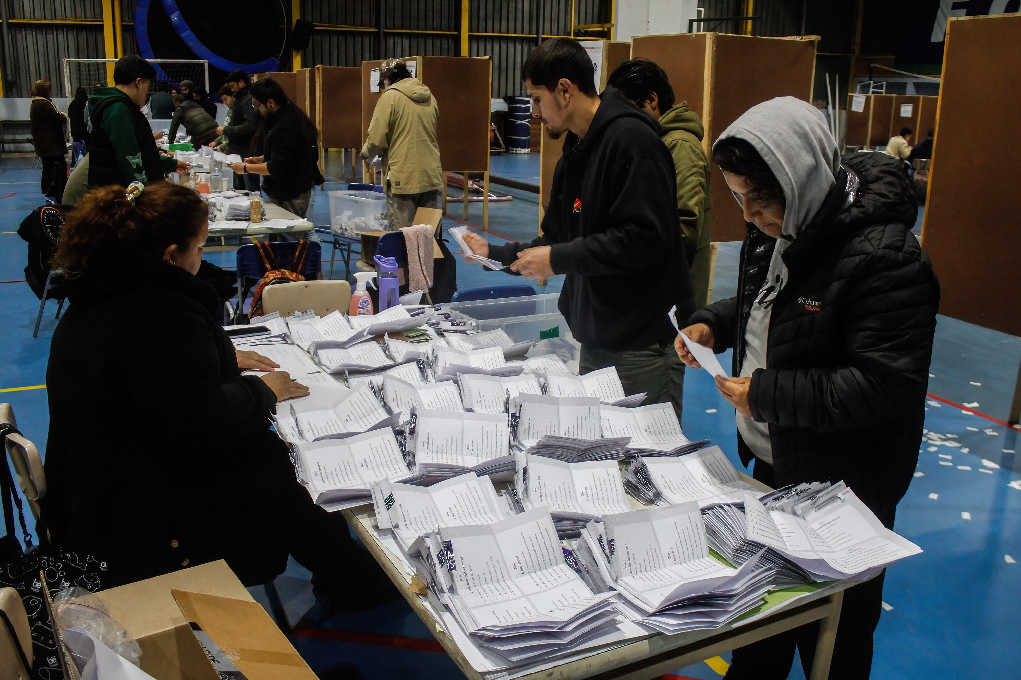 Funcionarios electorales contando votos durante las elecciones del consejo constitucional 2023 en Chile. Foto de Cristóbal Basaure Araya/SOPA Images/LightRocket vía Getty Images.