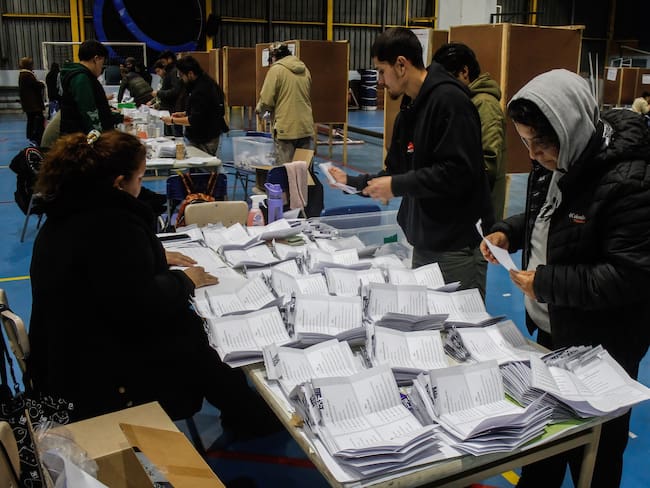 Funcionarios electorales contando votos durante las elecciones del consejo constitucional 2023 en Chile. Foto de Cristóbal Basaure Araya/SOPA Images/LightRocket vía Getty Images.