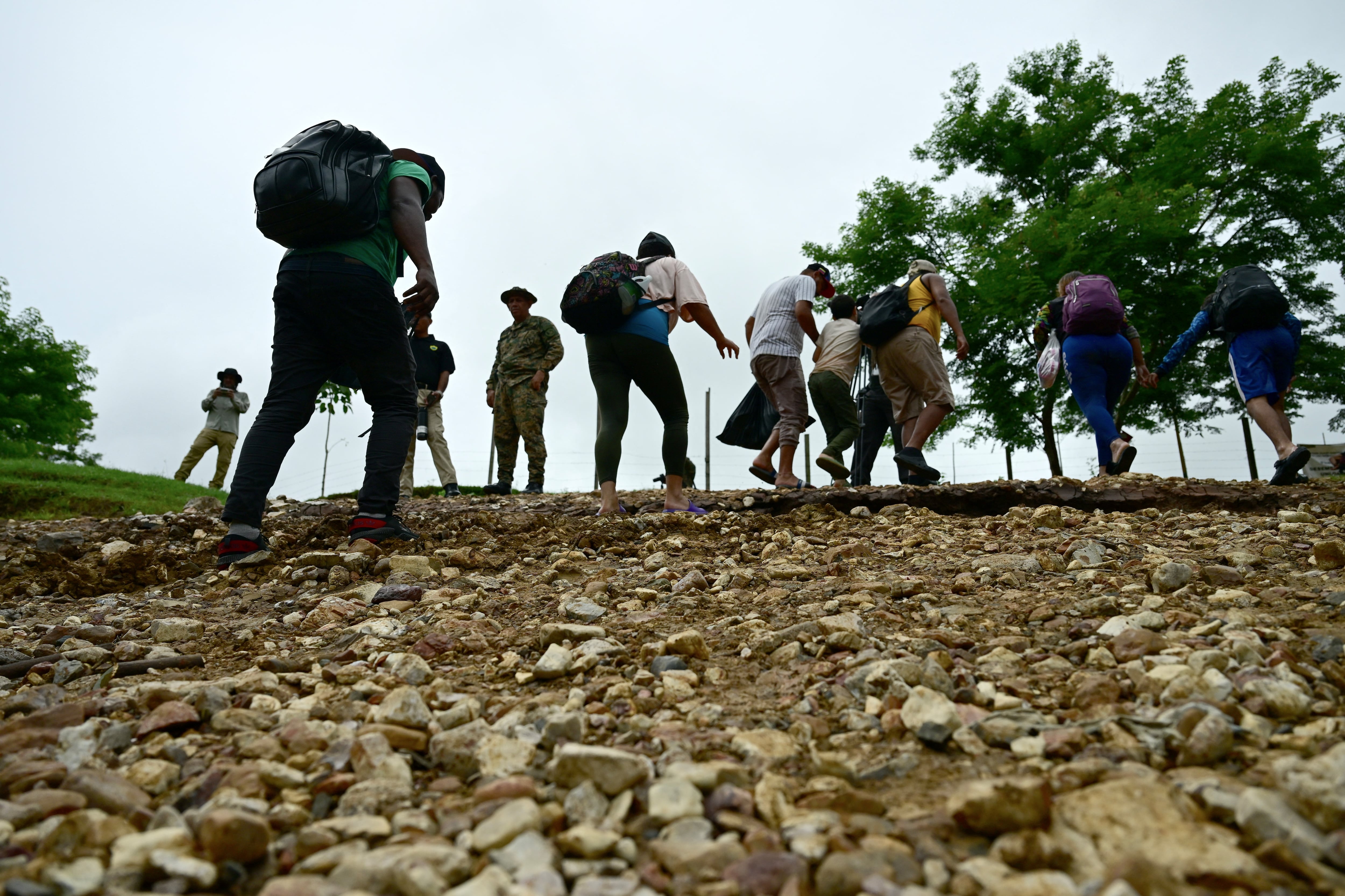 Migrantes llegan a un centro temporario en la selva del Darien. FOTO: MARTIN BERNETTI/AFP via Getty Images