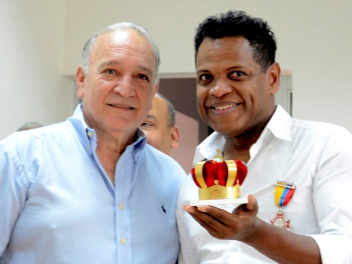 Ómar Geles recibe exaltación con réplica de la corona Rey de Reyes
