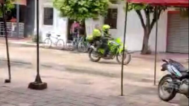 Los sujetos violentaron la reja de seguridad y saltaron las paredes de las instalaciones policiales para huir