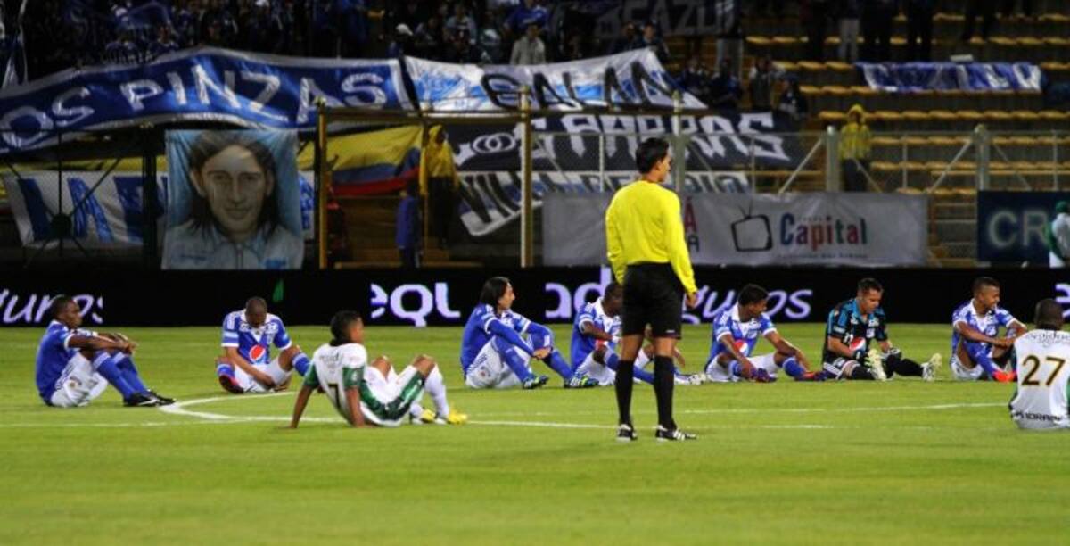 Los equipos protestaron en la cancha al inicio del partido.