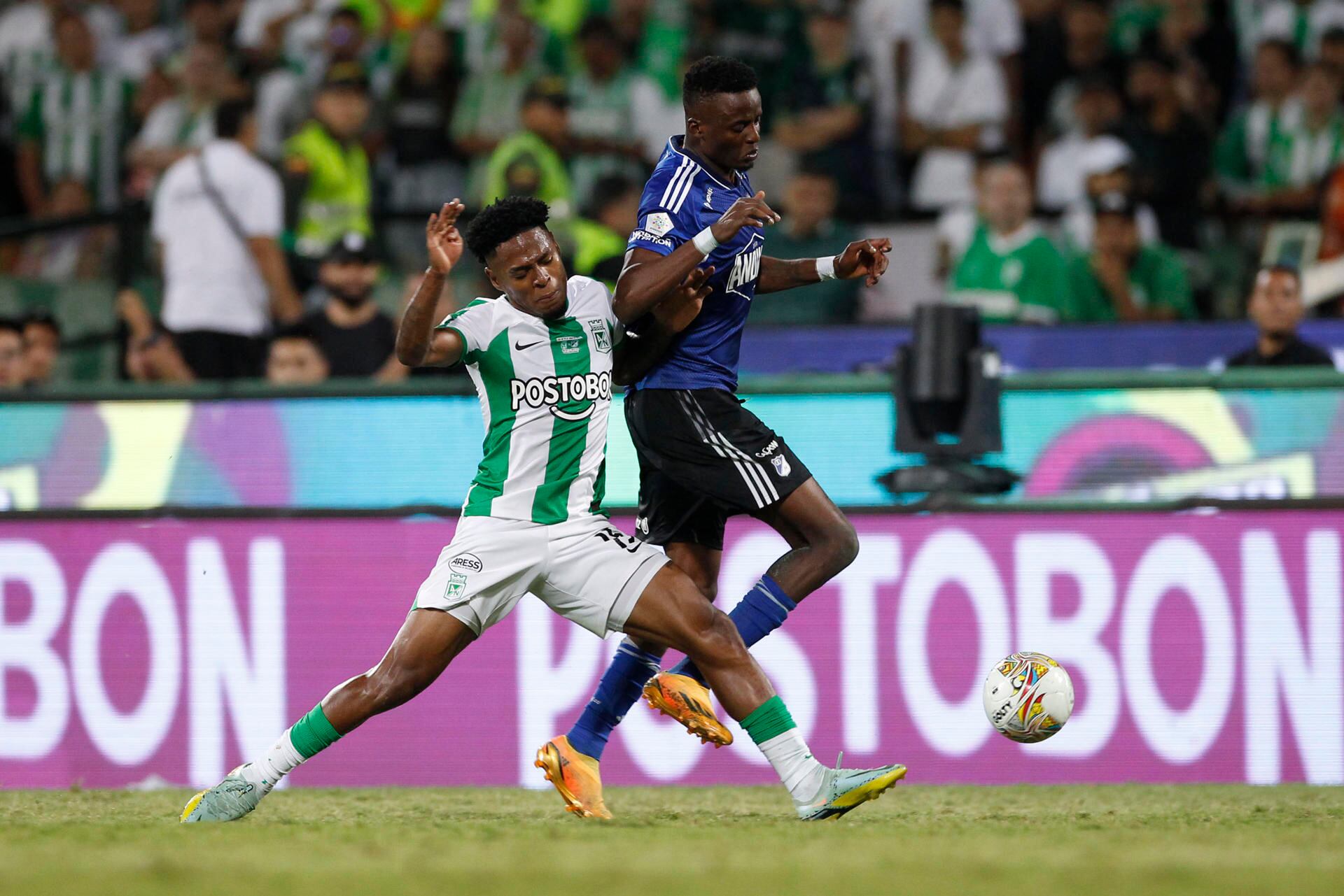 Jader Valencia (Millonarios) y Nelson Palacio (Nacional). EFE/ Luis Eduardo Noriega A