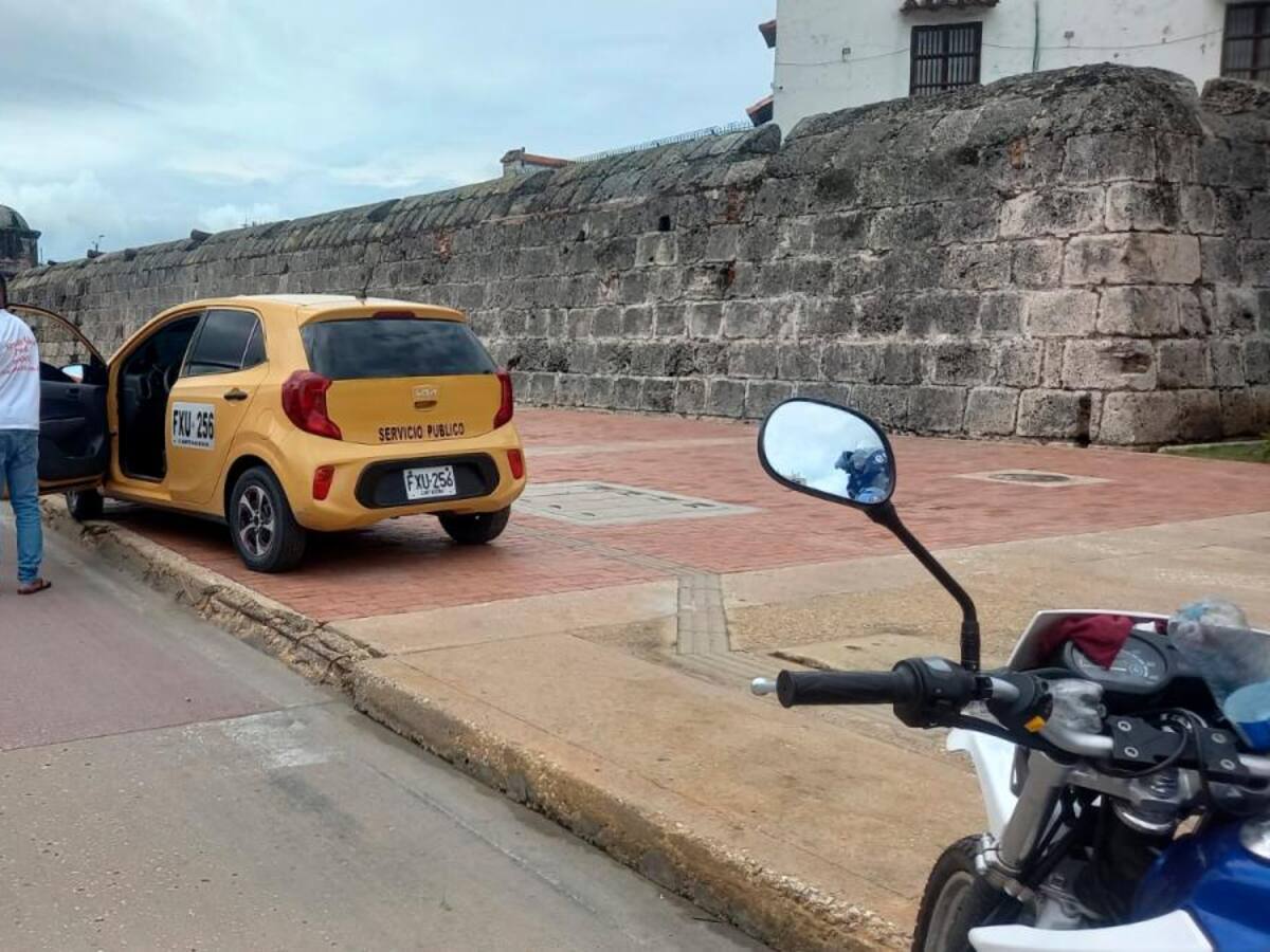 Taxista fue sancionado por conducir sobre un andén en el centro de Cartagena