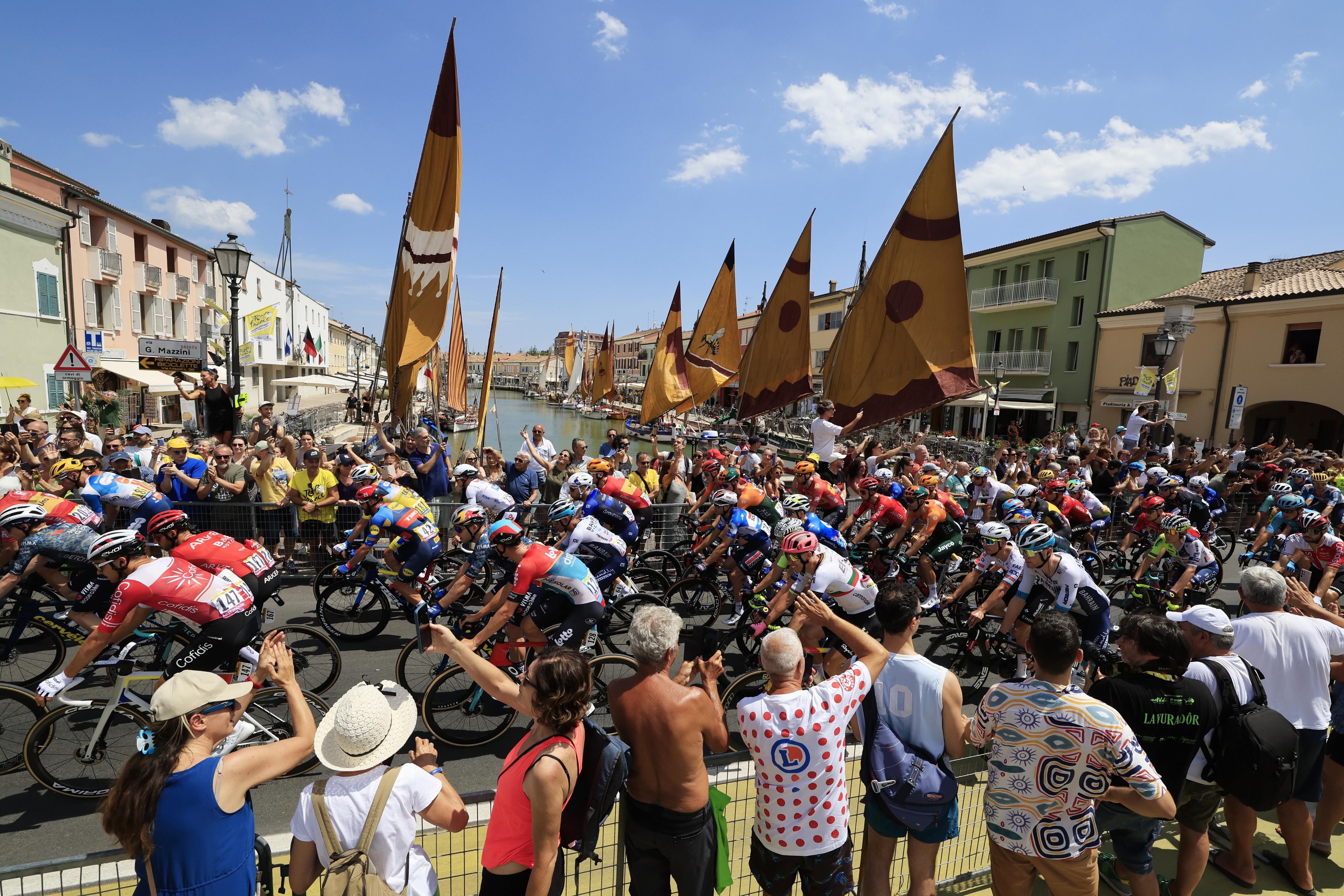 Cesenatico (Italy), 30/06/2024.- Riders in action in Cesenatico during the start of the second stage of the 2024 Tour de France cycling race over 199km from Cesenatico to Bologna, Italy, 30 June 2024. (Ciclismo, Francia, Italia) EFE/EPA/GUILLAUME HORCAJUELO