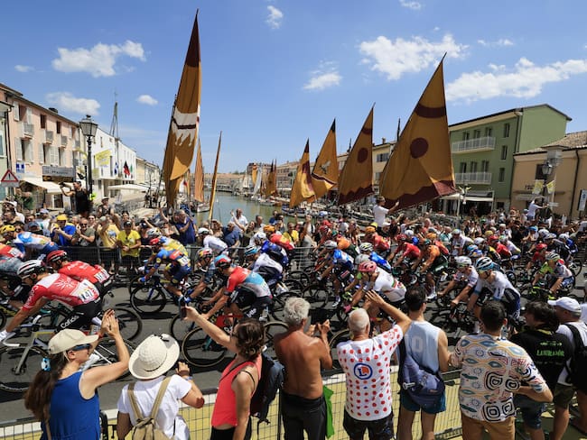 Cesenatico (Italy), 30/06/2024.- Riders in action in Cesenatico during the start of the second stage of the 2024 Tour de France cycling race over 199km from Cesenatico to Bologna, Italy, 30 June 2024. (Ciclismo, Francia, Italia) EFE/EPA/GUILLAUME HORCAJUELO
