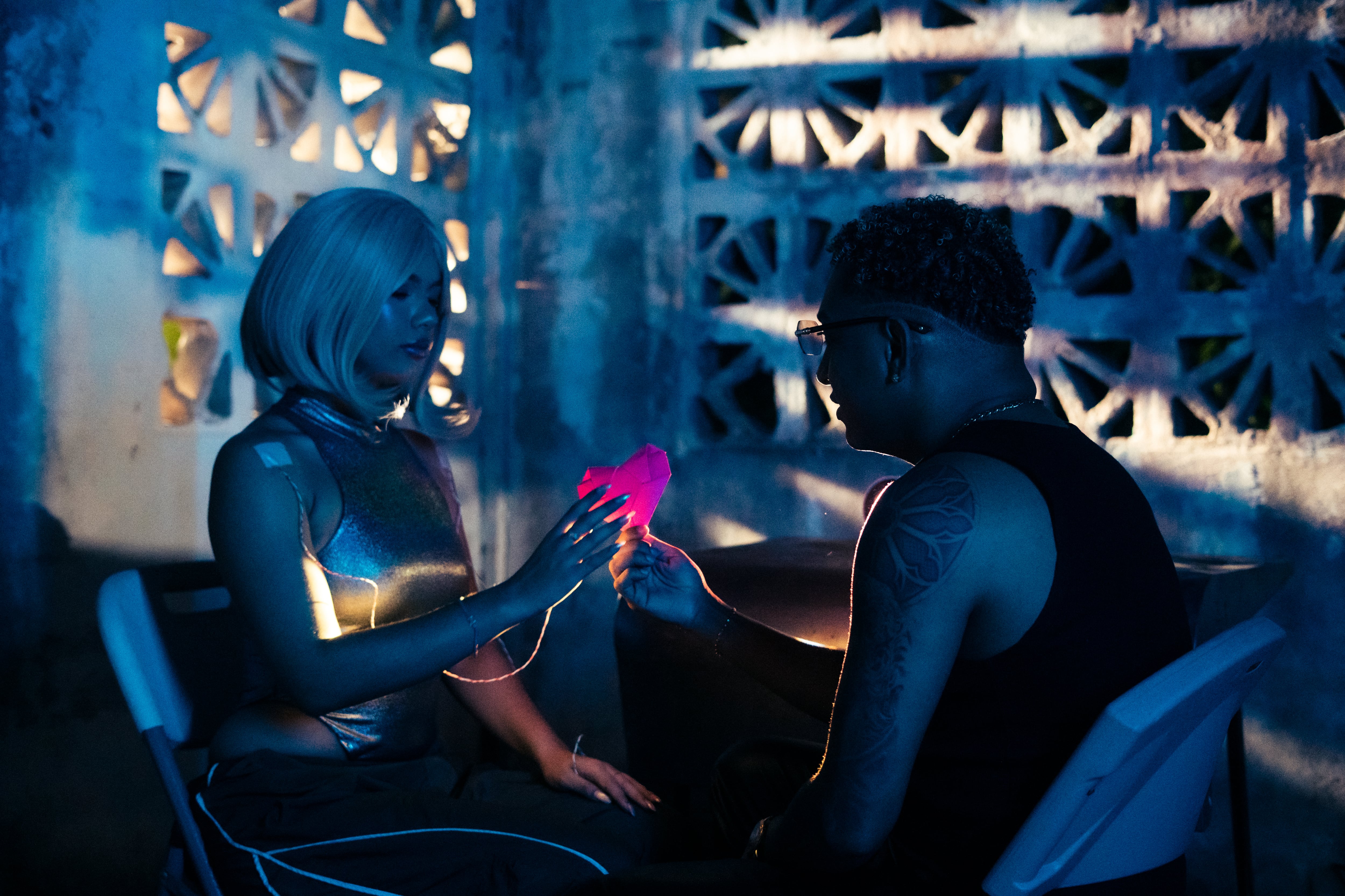 MC CAR presenta el video oficial de “Me Voy”, una propuesta innovadora grabada en Cartagena