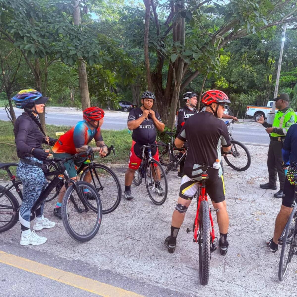 Policía Nacional realiza campaña de prevención vial para ciclistas en la ruta 9005