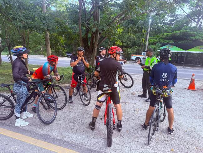 Policía Nacional realiza campaña de prevención vial para ciclistas en la ruta 9005