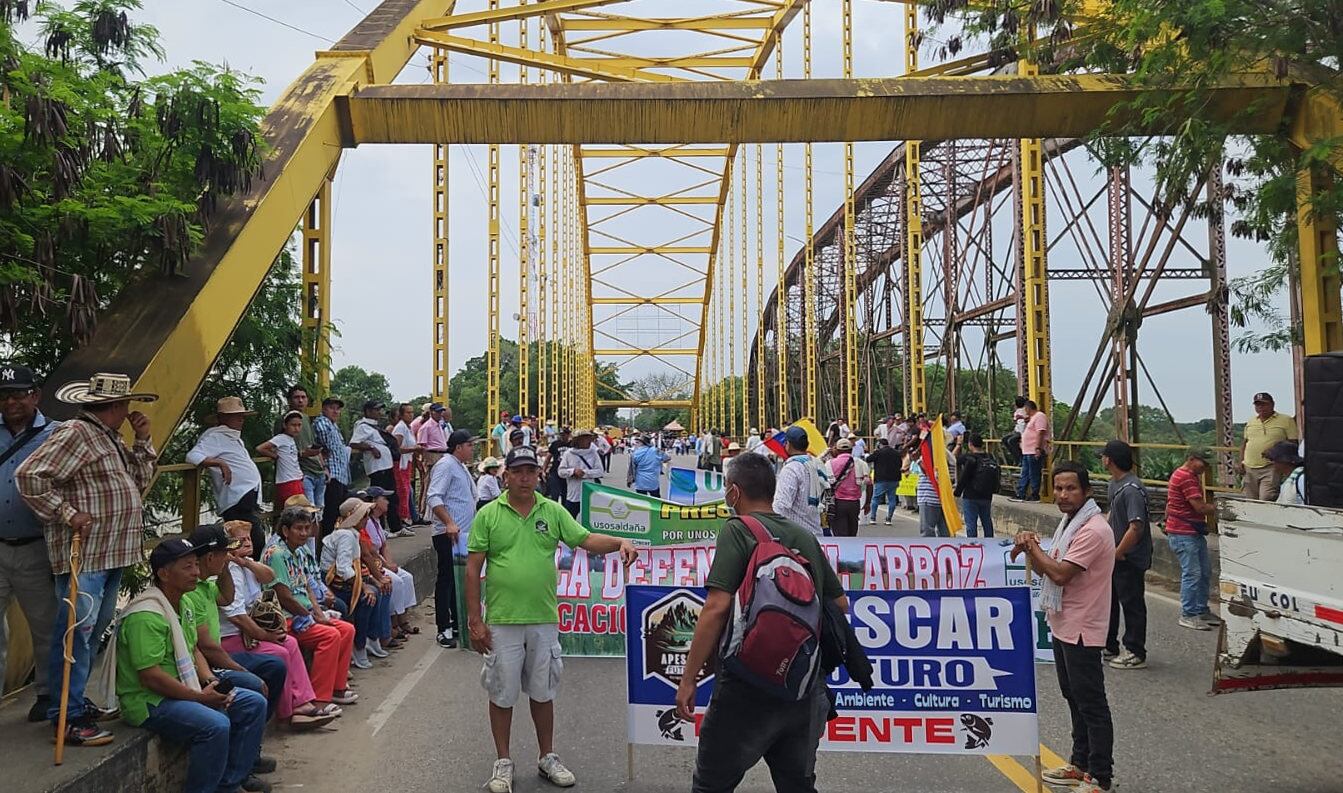 AME6947. SALDAÑA (COLOMBIA), 05/03/2025.- Fotografía cedida por Productores Arroceros de manifestantes impidiendo el paso de vehículos en el puente de Saldaña (Colombia). Los productores colombianos de arroz, que han denunciado una crisis del sector, insistieron este miércoles en que el Gobierno debe tomar medidas para aliviar sus deudas y protegerlos de los tratados de libre comercio, en el tercer día de una huelga. EFE/ Productores Arroceros /SOLO USO EDITORIAL NO VENTAS/SOLO DISPONIBLE PARA ILUSTRAR LA NOTICIA QUE ACOMPAÑA (CRÉDITO OBLIGATORIO)