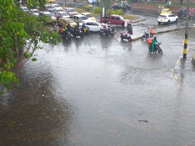 Fuertes lluvias en Cali dejan barrios inundados, reportan los caleños