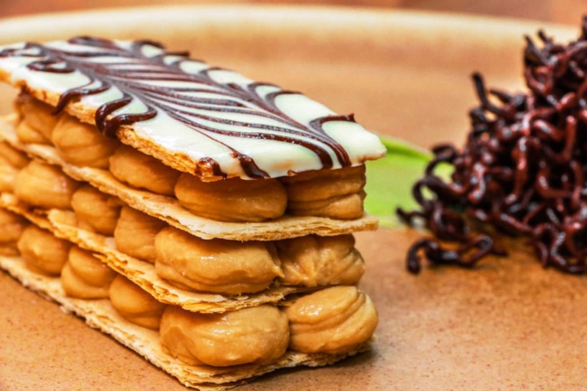 Bastión Bistró cuenta con una gran variedad de sándwiches fríos y calientes, en las pastas encontrarán fetuccini negro con camarones y salsa blanquet, carticcio con carne estofada y salsa cremosa de hongos salvajes, un delicioso frizasse de pollo, lomo de res con salsa bearnaise, pimienta o Mostaza y costillas de cerdo BBQ y para finalizar este camino de sabores, están las 3 variedades de postres.