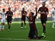 MILAN, ITALY - APRIL 09: Carlos Bacca of Milan celebrates after scoring his team's third goal during the Serie A match between AC Milan and US Citta di Palermo at Stadio Giuseppe Meazza on April 9, 2017 in Milan, Italy. (Photo by Tullio M. Puglia/Getty Images)