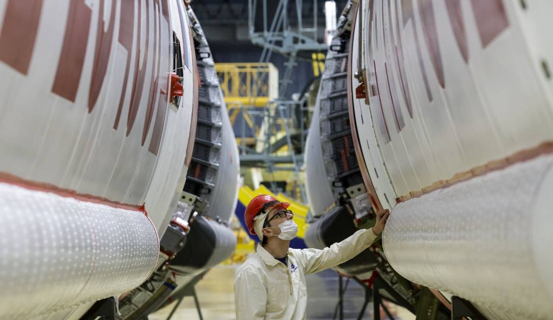 Inspección de cohetes por parte de expertos rusos de la agencia espacial Roscosmos.            Foto: Getty 
