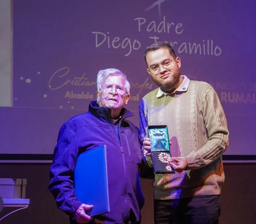 Condecoración al padre Diego Jaramillo en Yarumal, Antioquia.