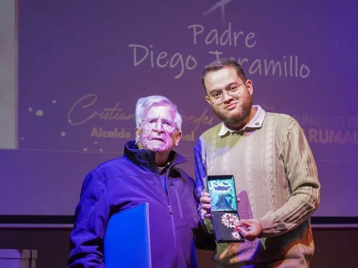 A sus 93 años, el padre Diego Jaramillo es condecorado por la Alcaldía de Yarumal