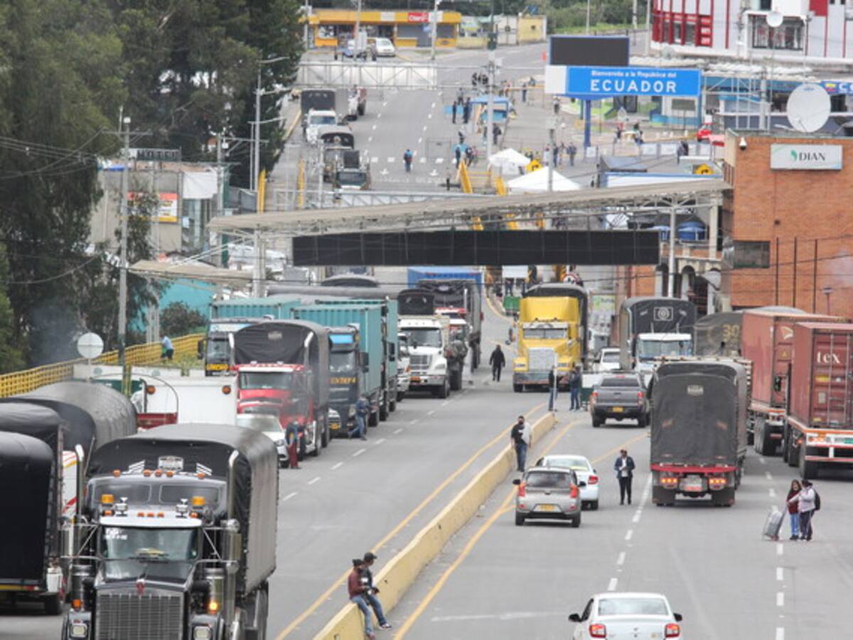 Ecuador autoriza paso de transportadores colombianos tras emergencia en Cauca