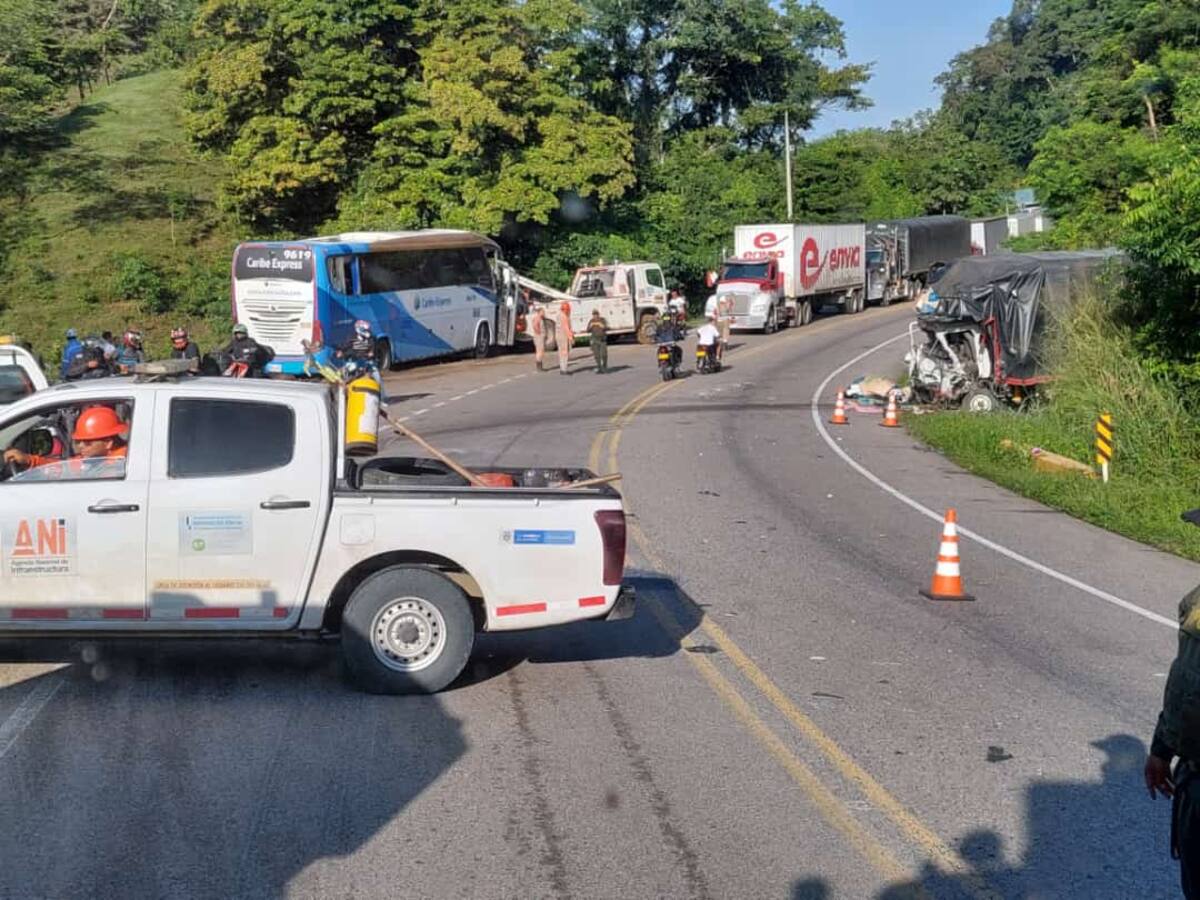 Tres muertos dejó choque entre bus y un furgón entre San Cayetano y Carreto