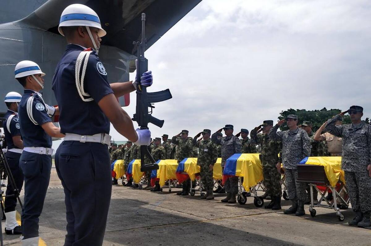 Miembros del Ejército y la Fuerza Aérea despidieron los feretros de los soldados asesinados por las Farc en una emboscada en  Buenos Aires, Cauca.