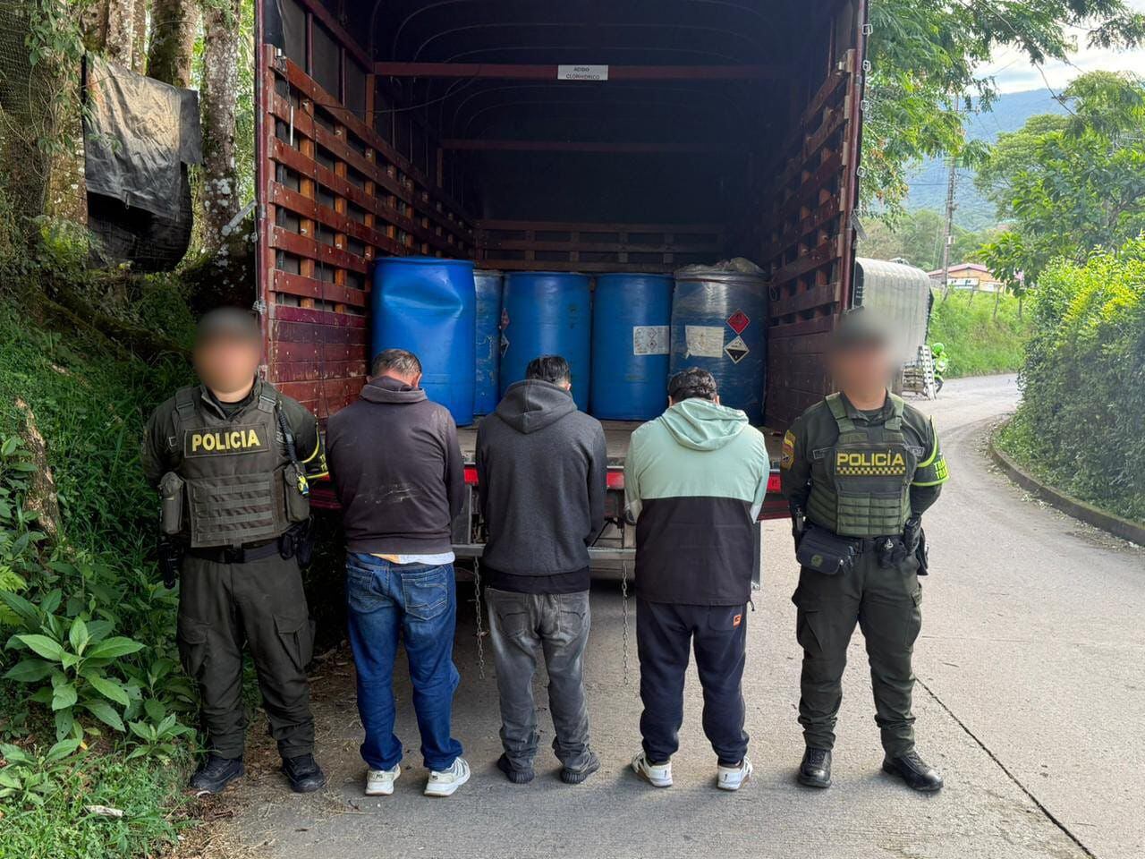contenían acetona, y 207,5 galones de ácido clorhídrico. Foto policía Putumayo.
