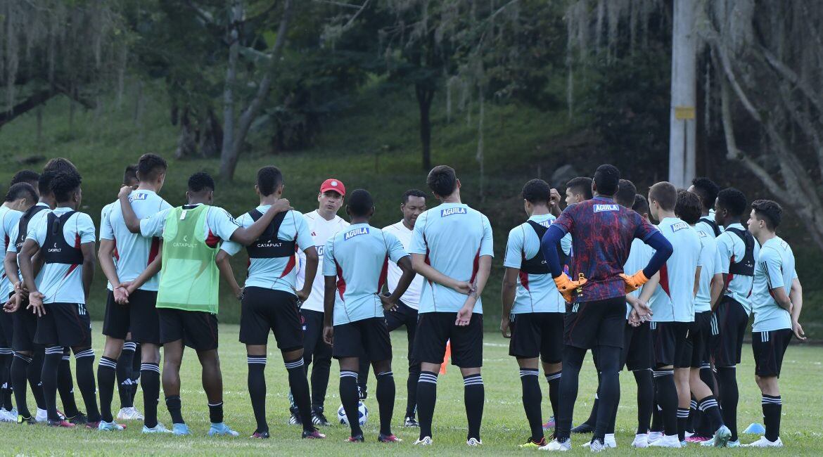 Héctor Cárdenas da instrucciones a los jugadores de la Selección Colombia Sub-20 / Twitter: @FCFSeleccionCol