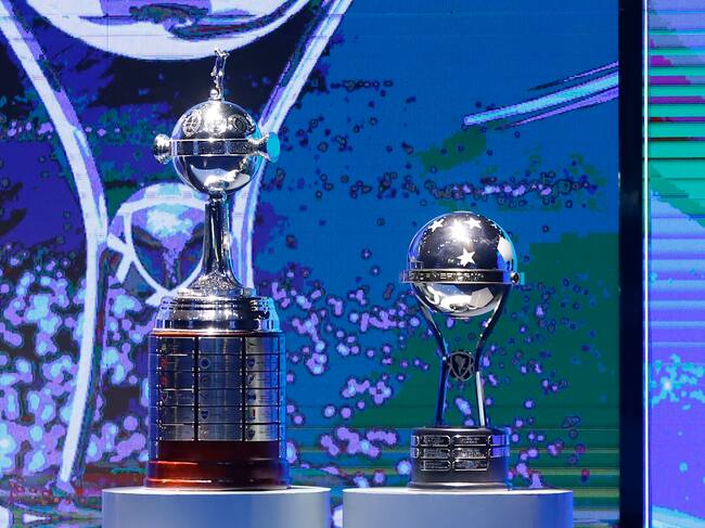 Trofeos de la Copa Libertadores (izq.) y la Copa Sudamericana (der.). (Photo by Nathalia Aguilar / POOL / AFP) (Photo by NATHALIA AGUILAR/POOL/AFP via Getty Images)