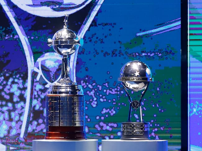 Trofeos de la Copa Libertadores (izq.) y la Copa Sudamericana (der.). (Photo by Nathalia Aguilar / POOL / AFP) (Photo by NATHALIA AGUILAR/POOL/AFP via Getty Images)