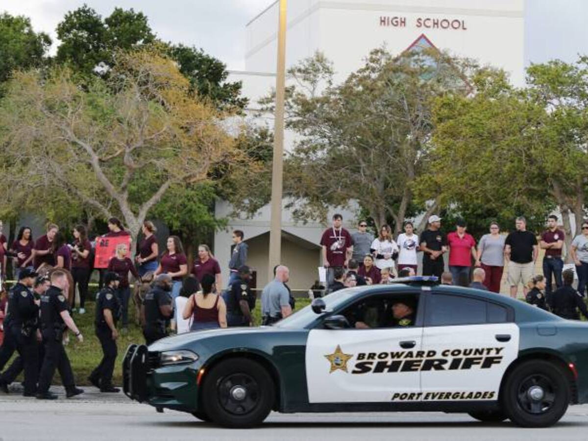 Estudiantes de Florida vuelven a clases después de tiroteo en su escuela