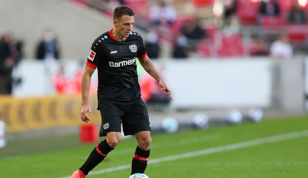 Santiago Arias regresó a entrenamientos en el terreno de juego en Alemania