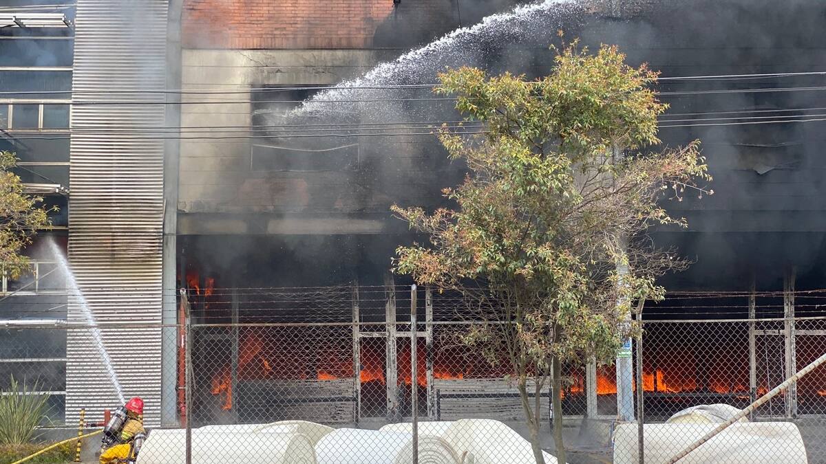 Tras voraz incendio en fábrica de colchones, Espumas Santa Fe reactivó operaciones