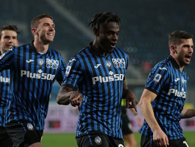Duván Zapata marcó el primer gol en la victoria del Atalanta al Napoli.