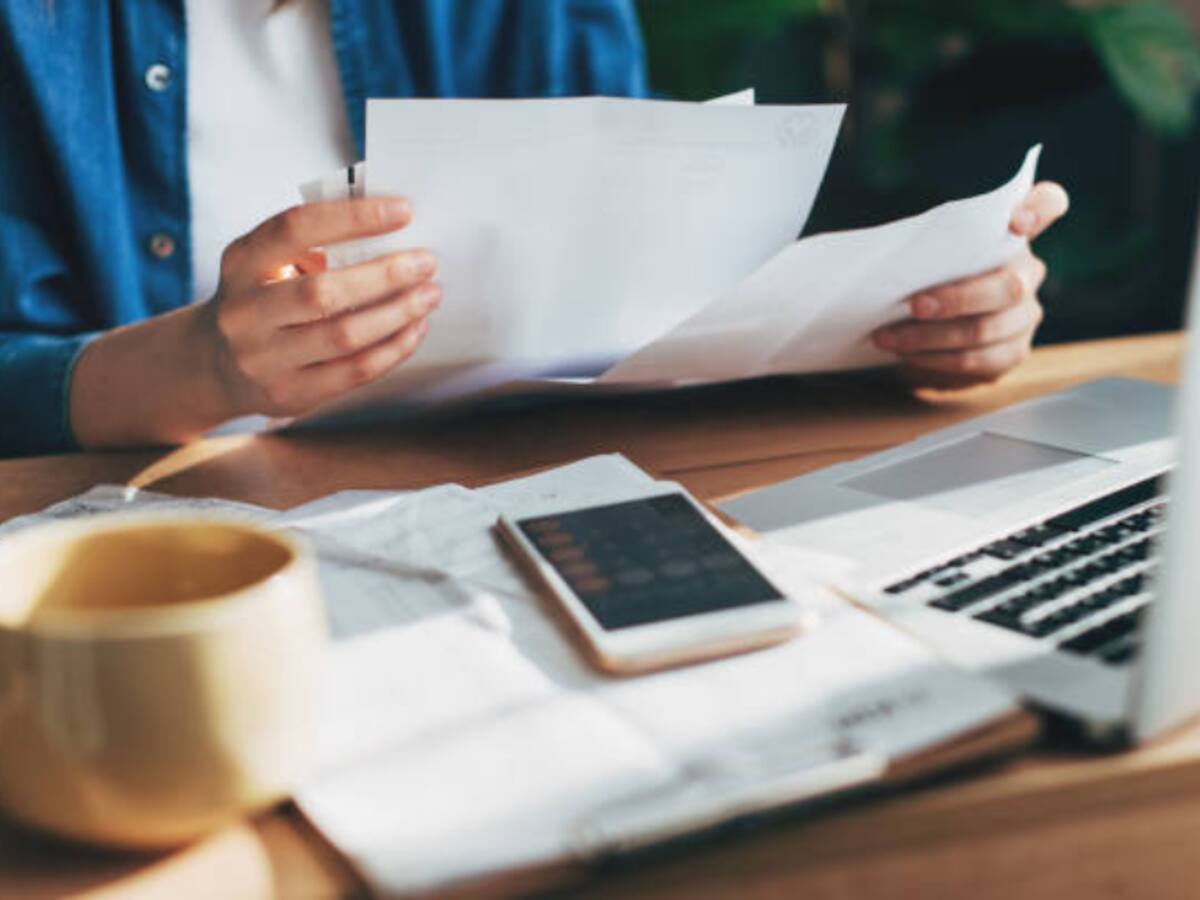 Nuevo estudio revela que colombianos son más infelices con su economía personal, expertos explican