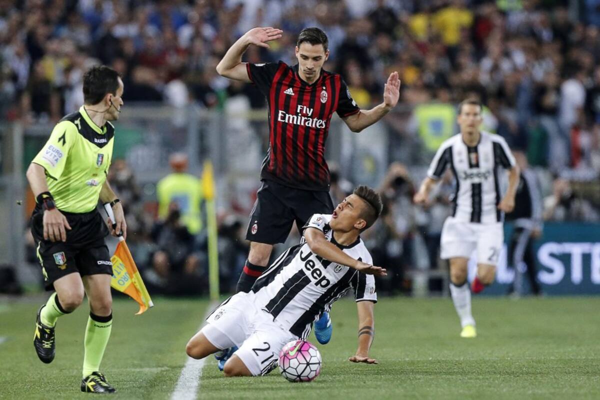 De Sciglio y Dybala en acción durante la final de la Copa Italia.