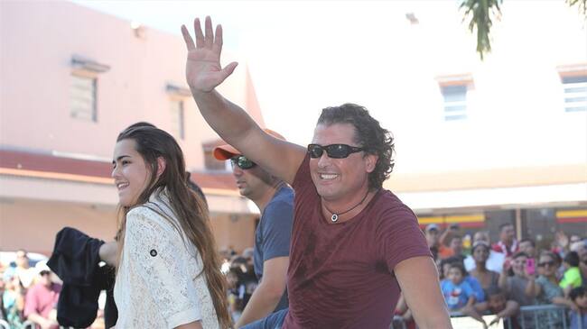 Lucy Vives junto a su padre, Carlos Vives. Foto: Getty Images