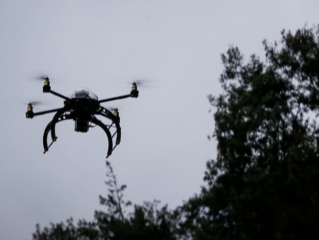 Este fin de semana comenzó en dos municipios del bajo Cauca la fumigación de cultivos ilícitos con glifosato en drones. Foto: Colprensa