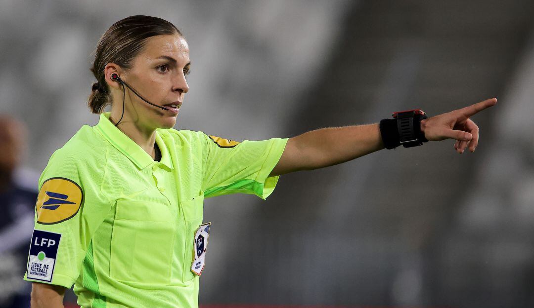 Stéphanie Frappart dirige con regularidad el fútbol masculino en la Ligue 1 de su país.