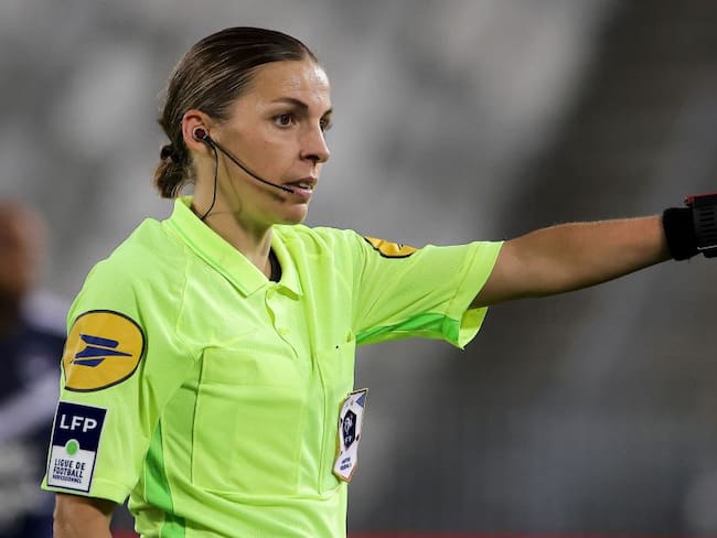 Stéphanie Frappart dirige con regularidad el fútbol masculino en la Ligue 1 de su país.