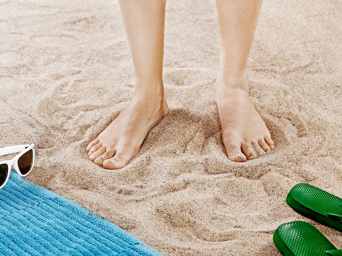 Cómo quitarse la arena de la playa de forma sencilla y sin usar agua