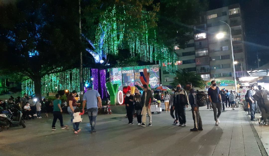 Alumbrado navideño en el parque Sucre en Armenia