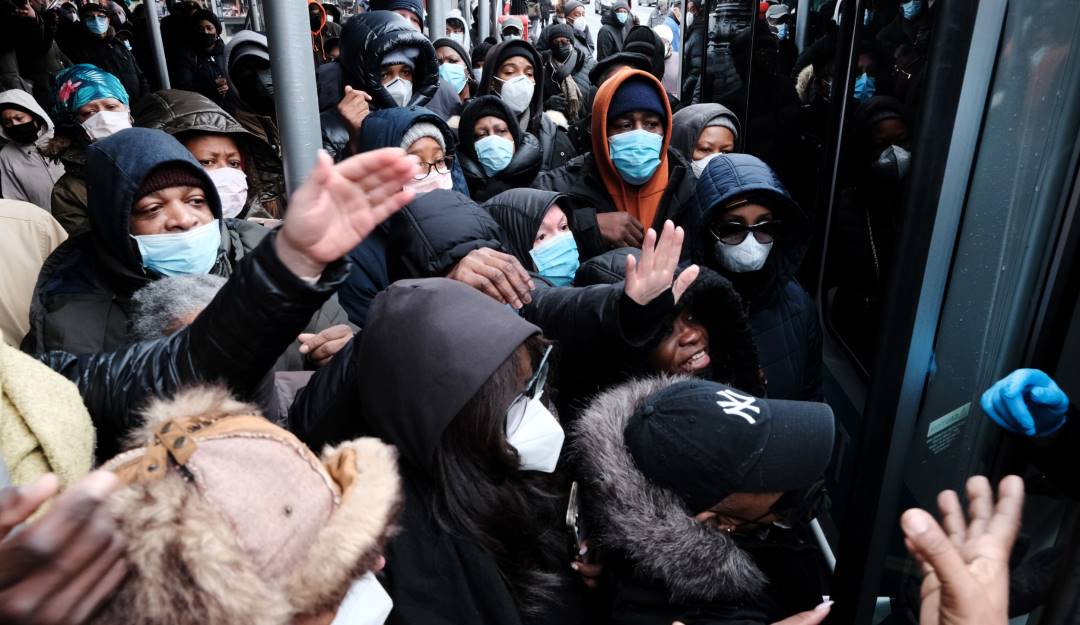 Aglomeración de estadounidenses en búsqueda de tests COVID-19.     Foto: Getty 