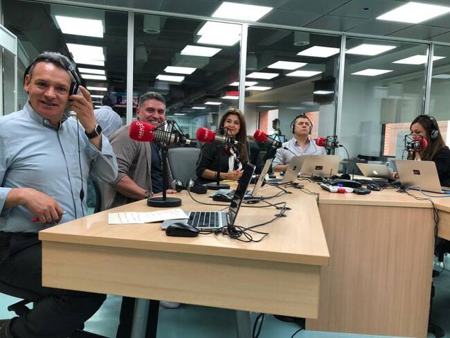 El profe Suarez estuvo en La Luciérnaga contando chistes, trovando y haciendo parodias