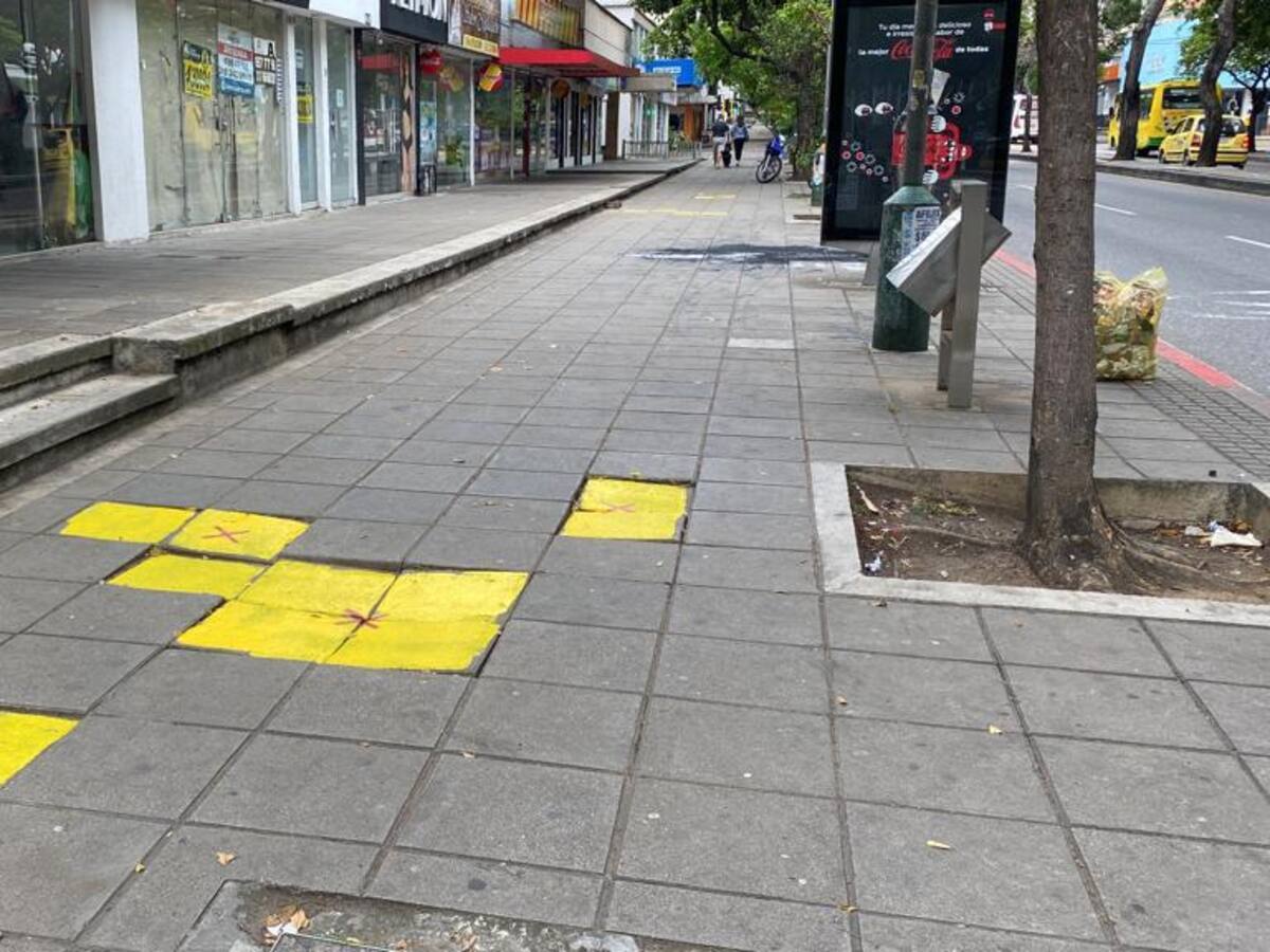 Con pintura advierten peligro por baldosas ‘escupidoras’